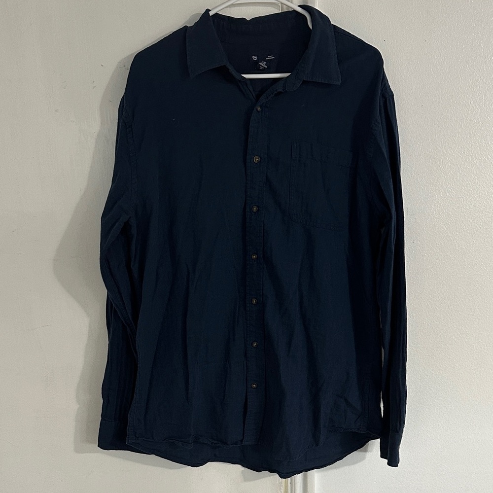 Gap Men's Slim Fit Long Sleeve Button-Up Shirt in Navy Blue